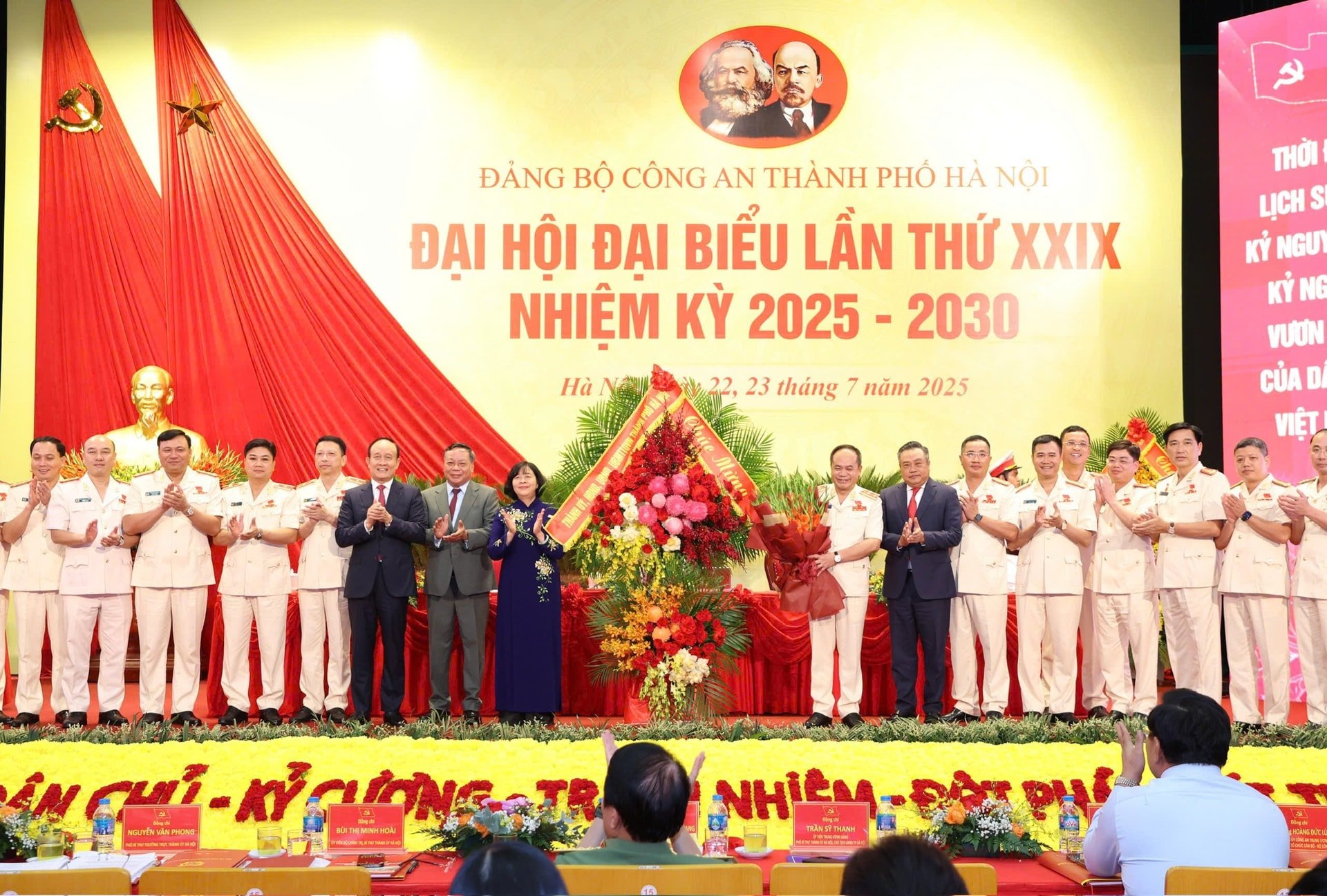 cac-dong-chi-thuong-truc-thanh-uy-ha-noi-tang-hoa-chuc-mung-dai-hoi.-anh-viet-thanh.jpg
