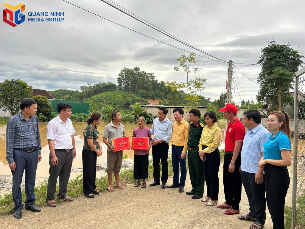 គណៈប្រតិភូខេត្ត Quang Ninh បានទៅសួរសុខទុក្ខ និងជូនអំណោយដល់គ្រួសារចំនួន ២ នៅឃុំ Anh Son Dong។