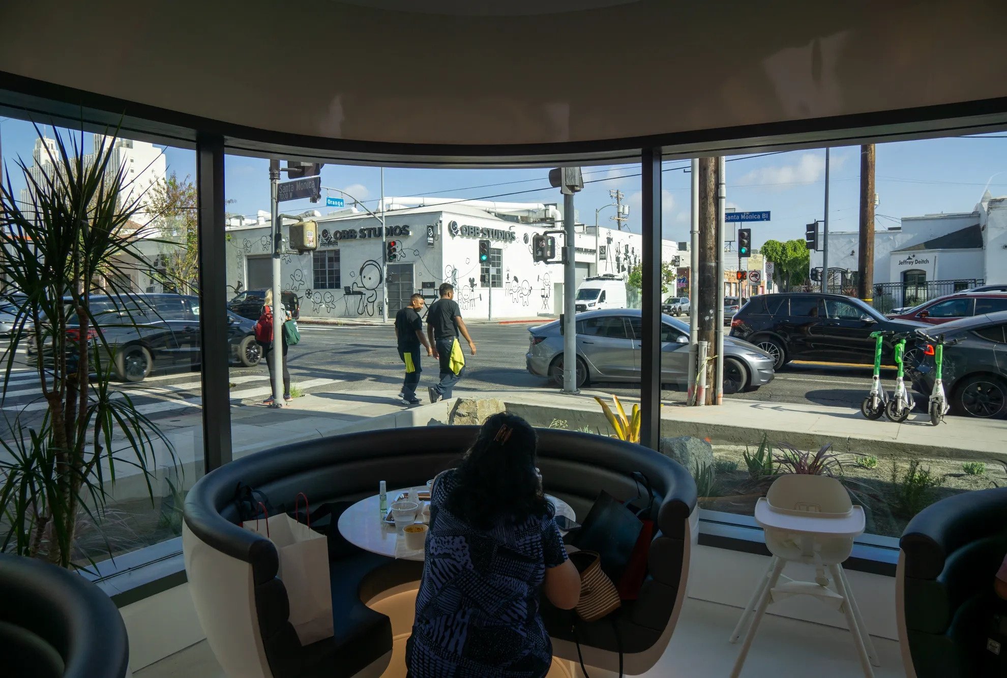 Tesla Diner ra mat anh 5