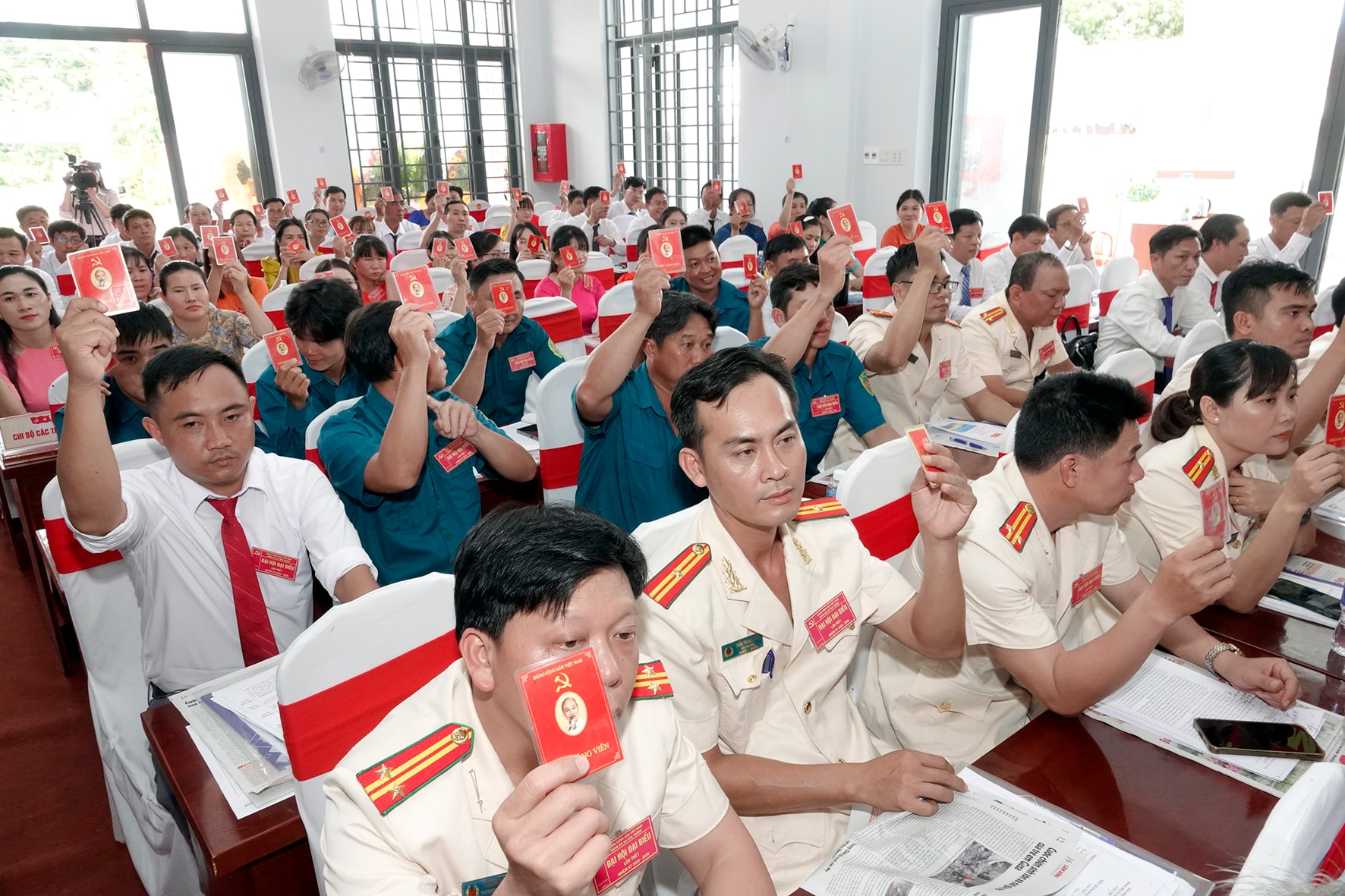 Các đại biểu biểu quyết thông qua một số nội dung trong đại hội (ảnh N. Lân)