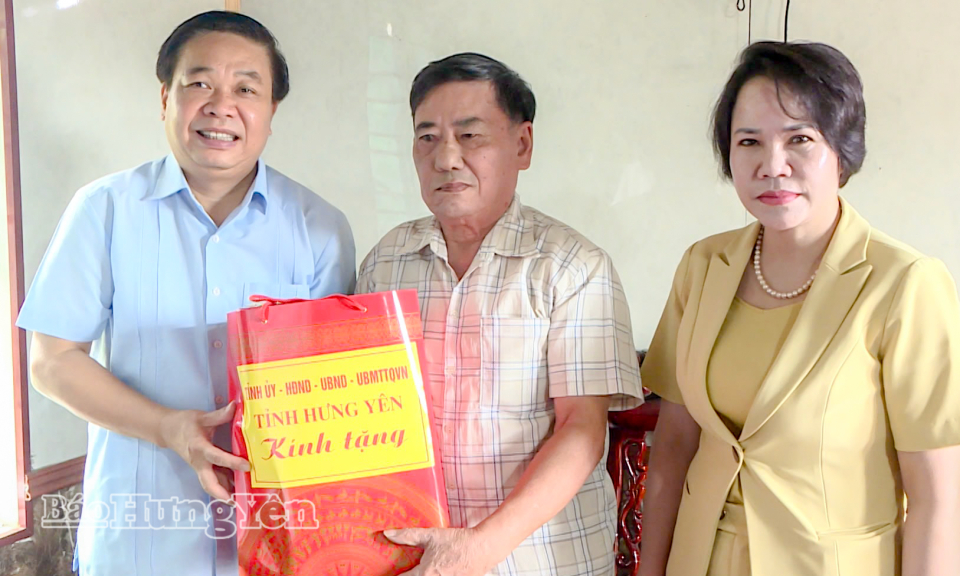 Provincial leaders visited and presented gifts to meritorious people in Tay Thuy Anh commune.