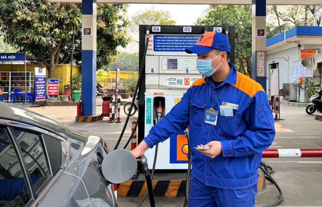 Two gasoline products slightly reduced prices from 3:00 p.m. on July 24.