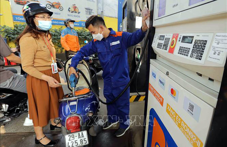 On the afternoon of July 24, gasoline price decreased to 19,279 VND/liter.
