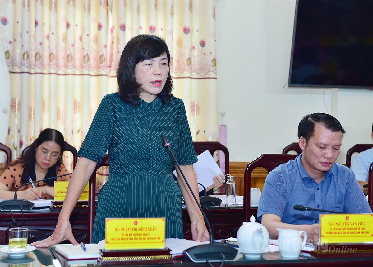 La vicepresidenta del Consejo Popular Provincial, Pham Thi Minh Xuan, habló en la reunión.
