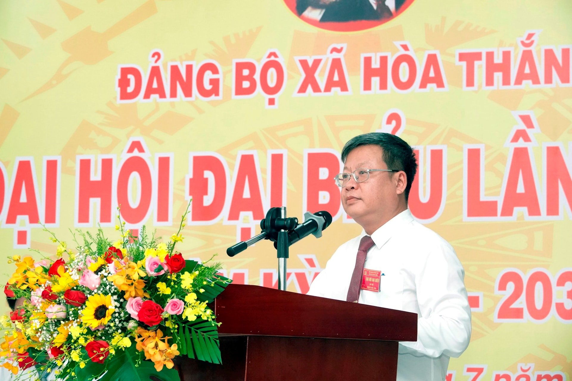 Đồng chí Nguyễn Đức Hải Tùng, Bí thư Đảng ủy xã Hòa Tháng phát biểu khai mạc đại hội (ảnh N. Lân)