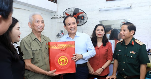 ប្រធានក្រុមប្រឹក្សាប្រជាជនទីក្រុង Nguyen Ngoc Tuan ជូនអំណោយដល់គ្រួសារយុទ្ធជនពិការ និងយុទ្ធជនពលី
