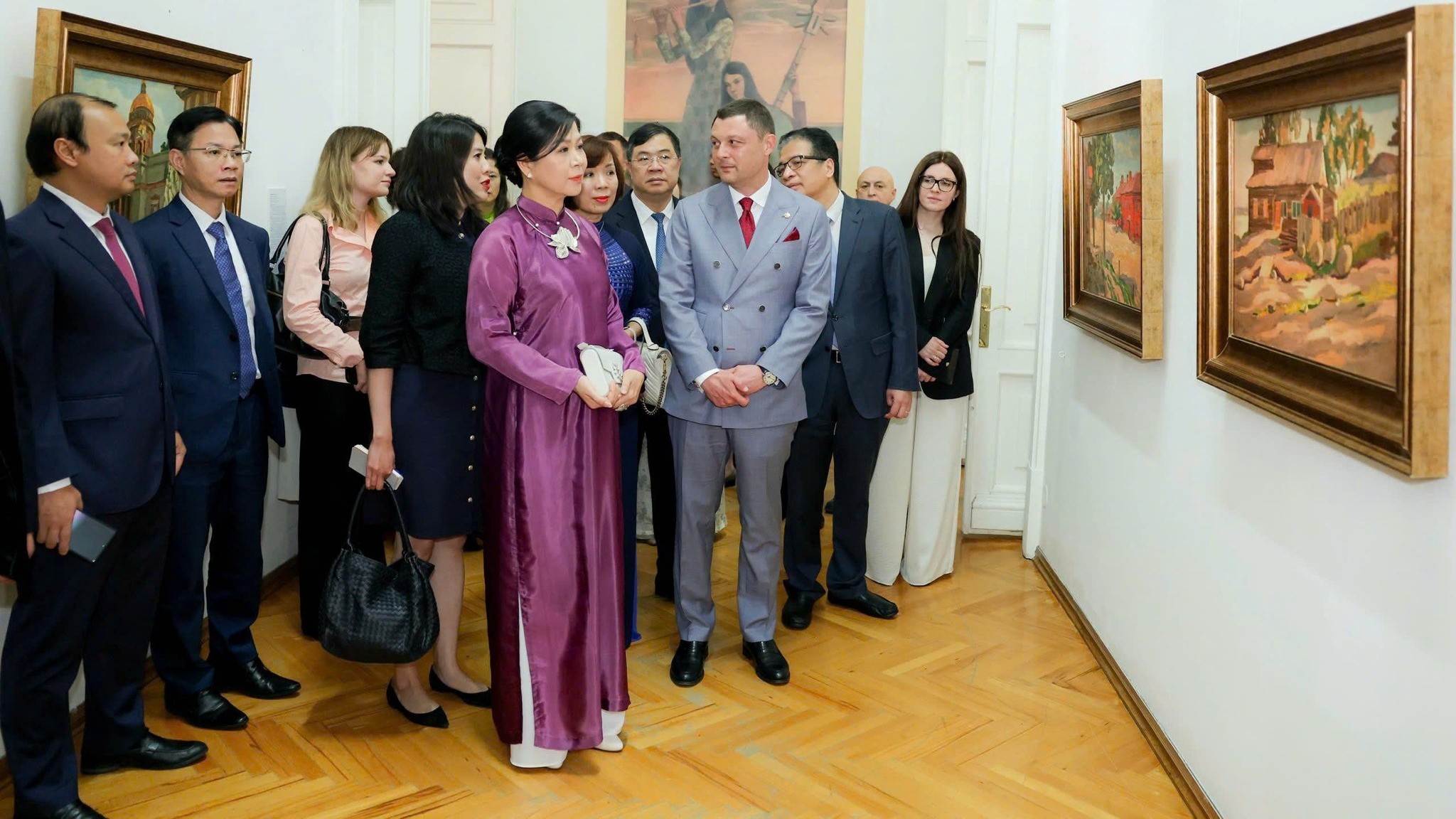 Vietnam - Russia teacher-student relationship through exhibition in Moscow (Russia)