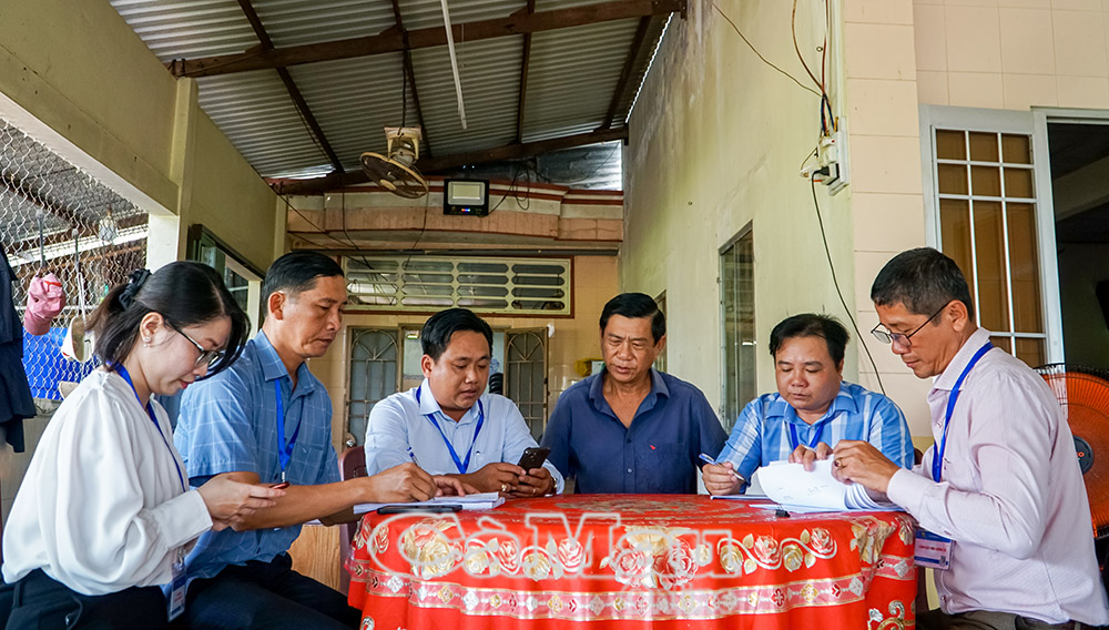 ក្រុមត្រួតពិនិត្យខេត្តលេខ ០៥ បានវាយតម្លៃដោយផ្ទាល់ទៅលើគុណភាពការងាររបស់ក្រុមការងារអង្កេតនៅភូមិ Tan Dien A ឃុំតាអានឃួង។
