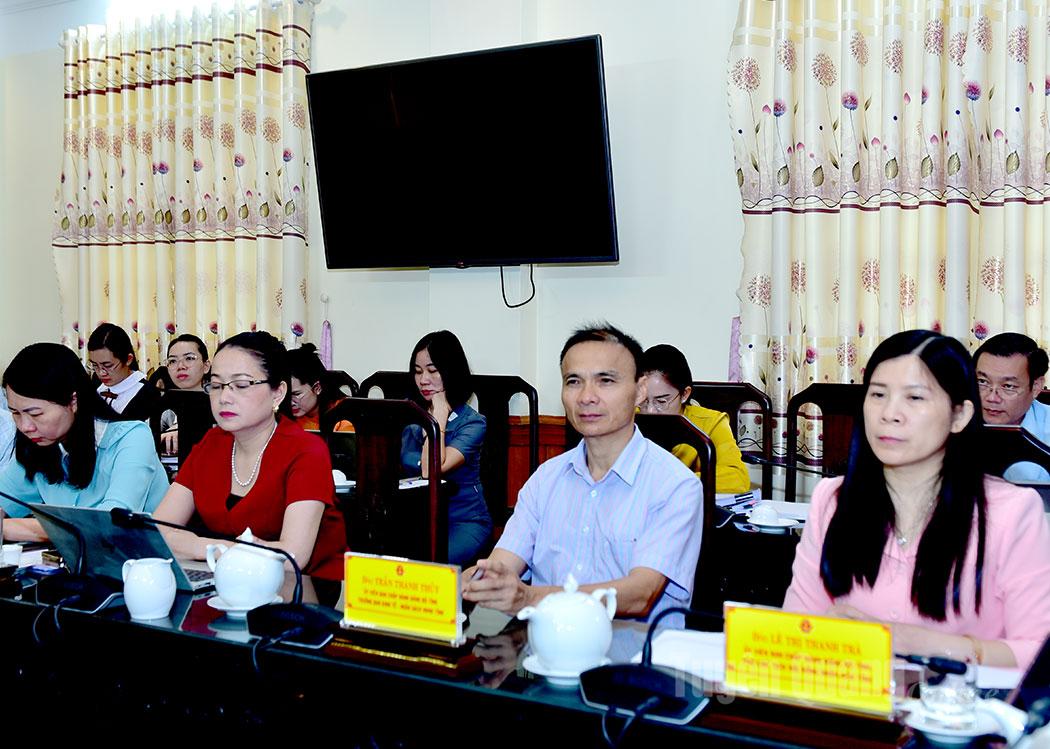 La vicepresidenta del Consejo Popular Provincial, Le Thi Thanh Tra, y los delegados asistentes a la reunión.