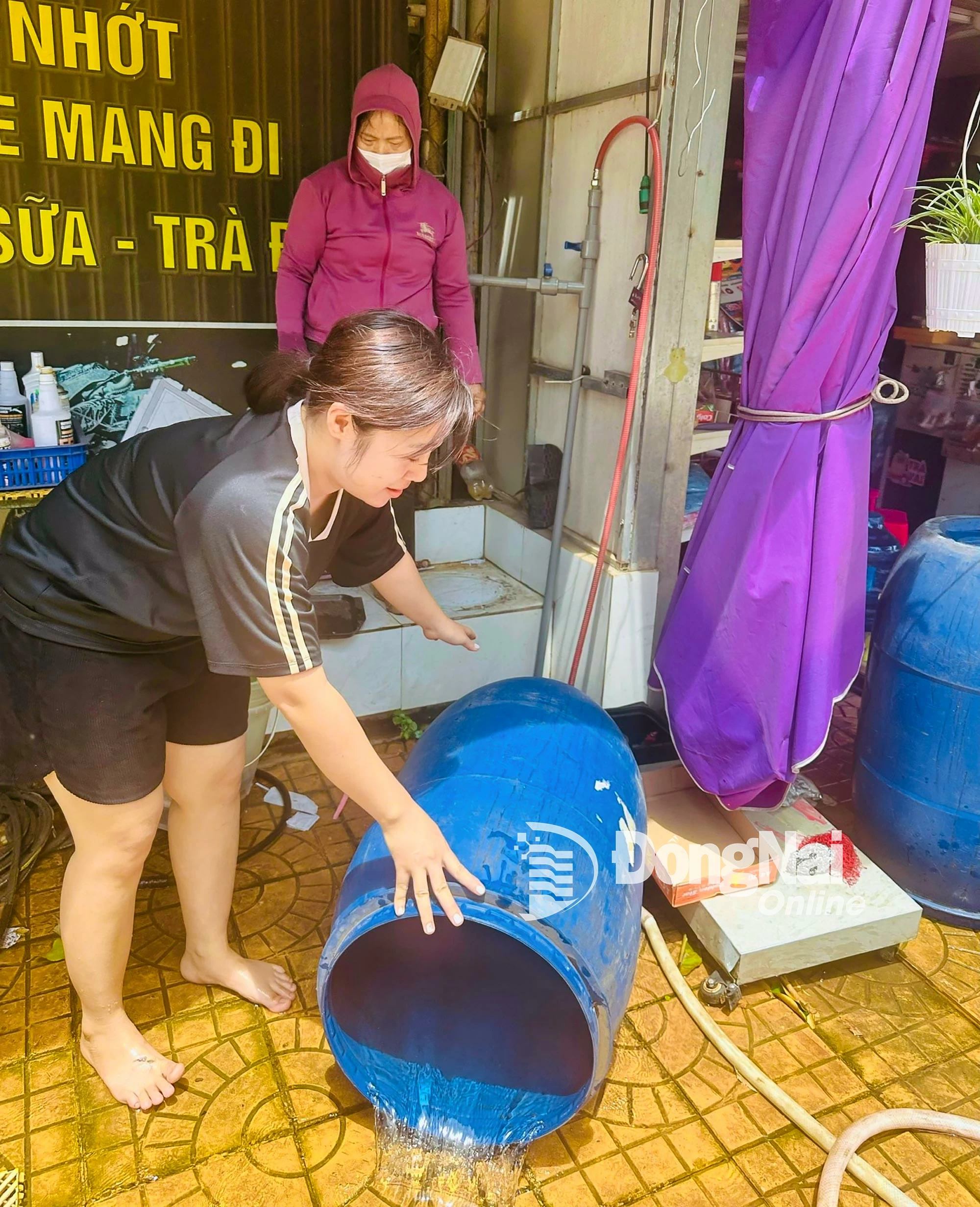 Người dân ấp Tân An, xã Đồng Phú lật úp các dụng cụ chứa nước phòng, chống bệnh SXH. Ảnh: Thanh Quyết