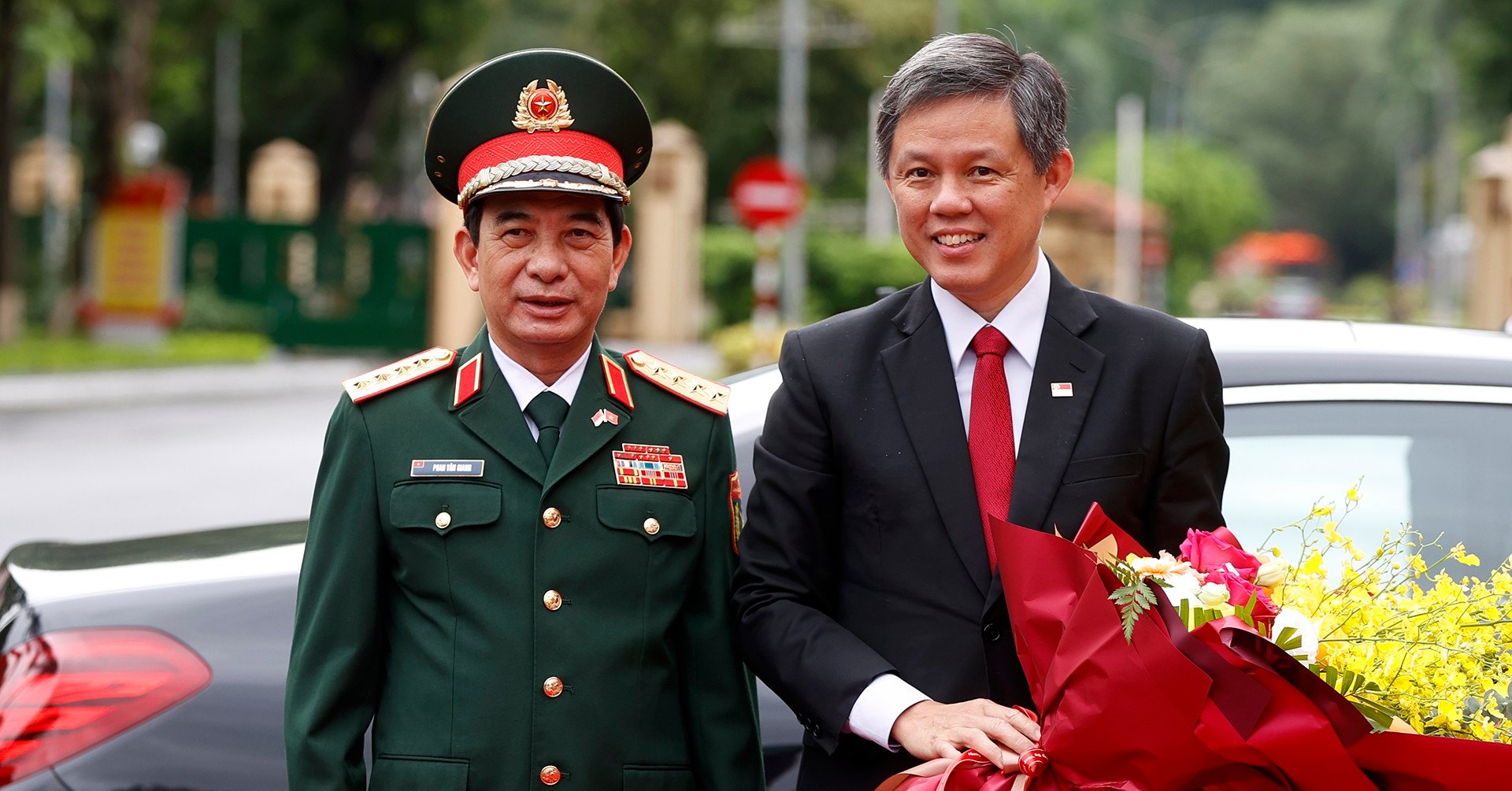 នាយឧត្តមសេនីយ៍ Phan Van Giang អញ្ជើញជាអធិបតីក្នុងពិធីស្វាគមន៍រដ្ឋមន្ត្រីការពារជាតិសិង្ហបុរី។