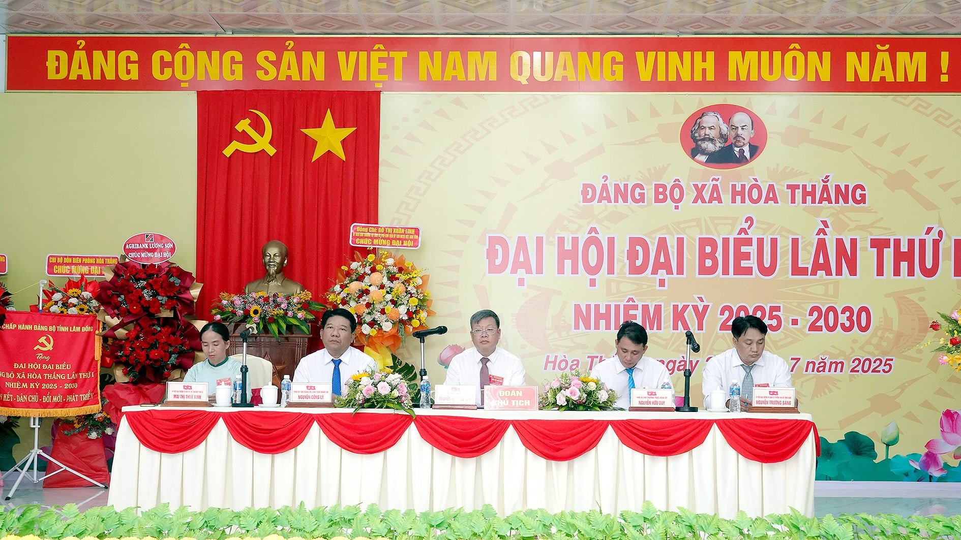 Đoàn Chủ tịch điều hành đại hội (ảnh N. Lân)