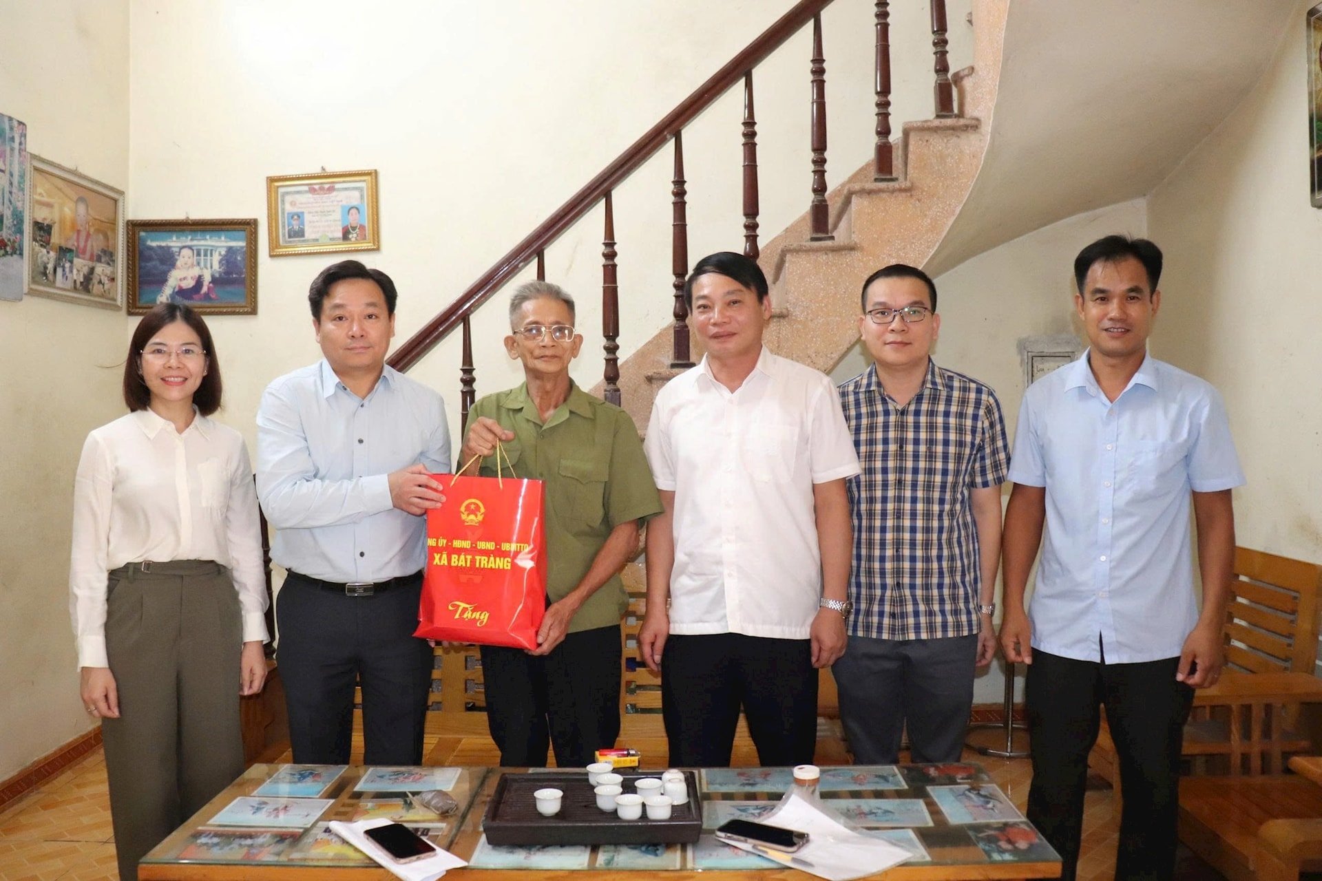 Lãnh đạo xã Bt Tràng thăm, tặng quà các gia đình chính sách trên địa bàn. Ảnh: Phương Lộc