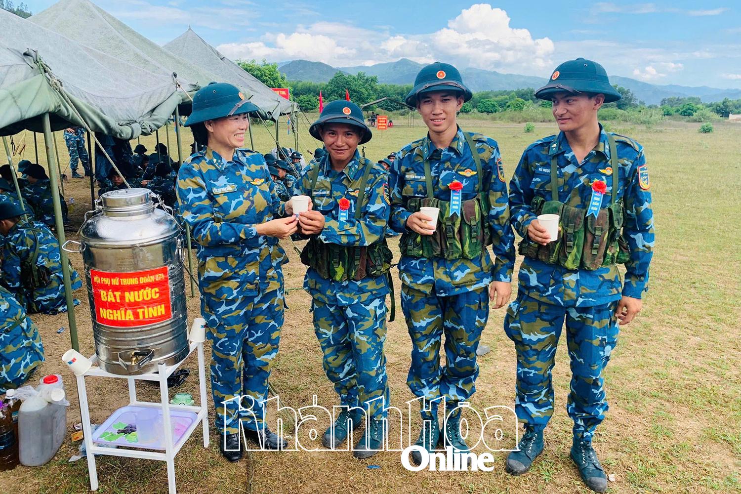 Cán bộ, hội viên Hội Phụ nữ Trung đoàn 274 thực hiện mô hình Bát nước nghĩa tình trên thao trường.
