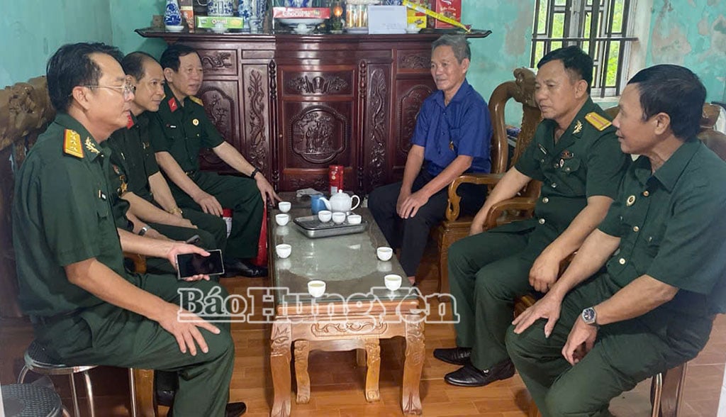 Hội CCB tỉnh, Hội Doanh nhân CCB tỉnh Hưng Yên thăm, tặng quà thân nhân gia đình liệt sĩ tại xã Hoàng Hoa Thám. 