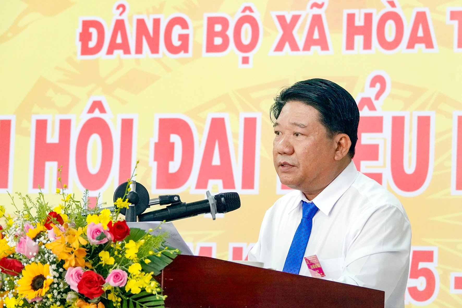 Đồng chí Nguyễn Công Lý, Phó bí thư, Chủ tịch UBND xã trinh bày báo cáo kiểm điểm Ban chấp hành Đảng bộ xã (ảnh Ngọc Lân)