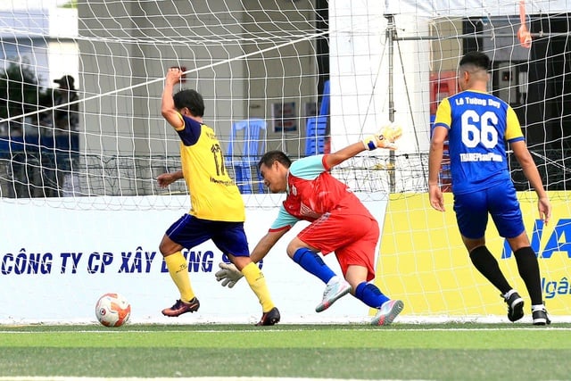 Cong Nham ស៊ុតបានបីគ្រាប់ Hat-trick កីឡាករ Minh 'little' ស៊ុតបញ្ចូលទីបានពីរដងក្នុងរឿងភាគនៅសាកលវិទ្យាល័យ Dong Thap - រូបថត 2 ។