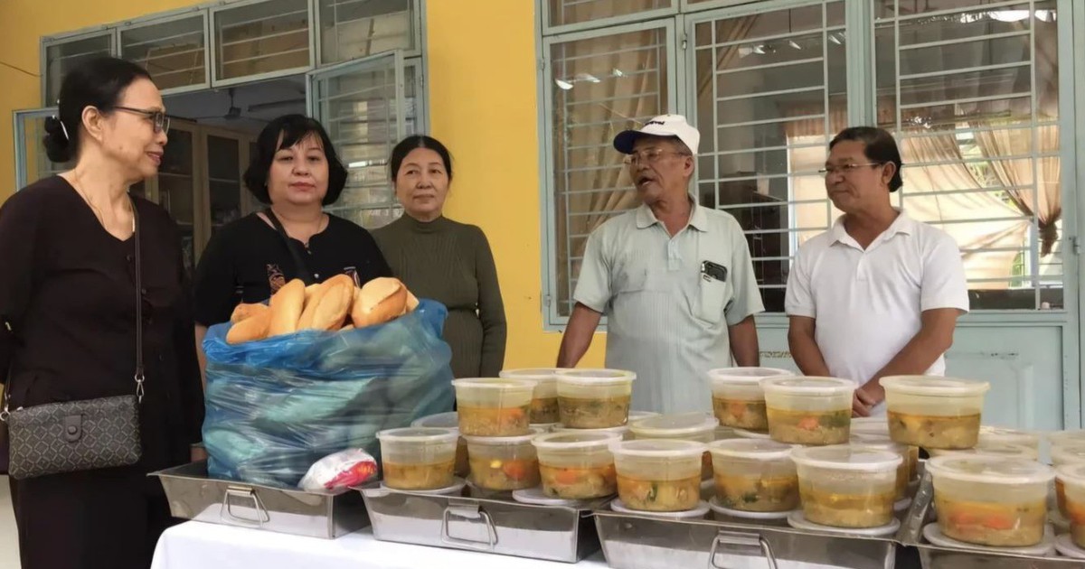 រួមដៃគ្នាជួយមនុស្សខ្វះខាត