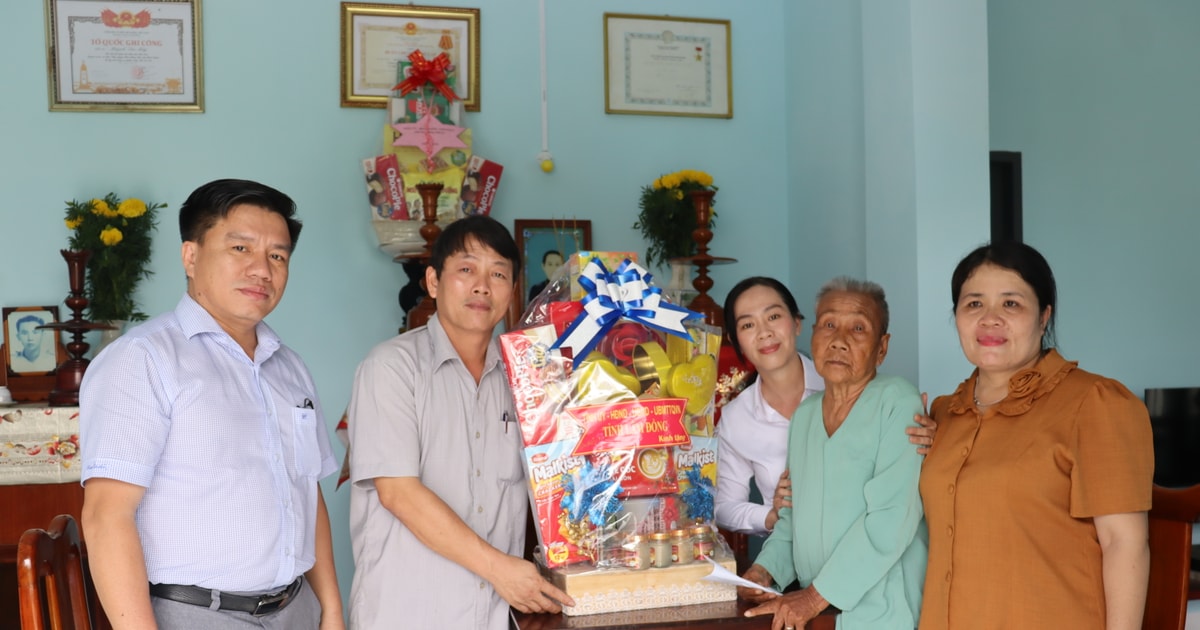 អញ្ជើញជួបសំណេះសំណាលសួរសុខទុក្ខ និងលើកទឹកចិត្តដល់បុព្វបុរសវៀត ណាម និងវីរៈយុទ្ធជននៃវួដ Binh Thuan