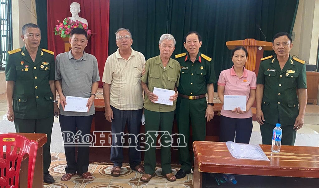 Hội CCB tỉnh, Hội Doanh nhân CCB tỉnh Hưng Yên thăm, tặng quà thương, bệnh binh tại phường Phố Hiến. Ảnh: Vũ Tường 