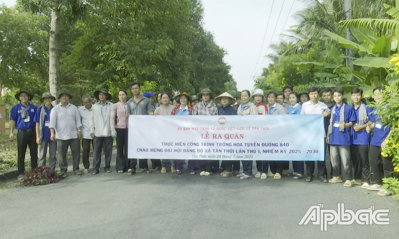Các đại biểu tham dự Lễ trồng cây.
