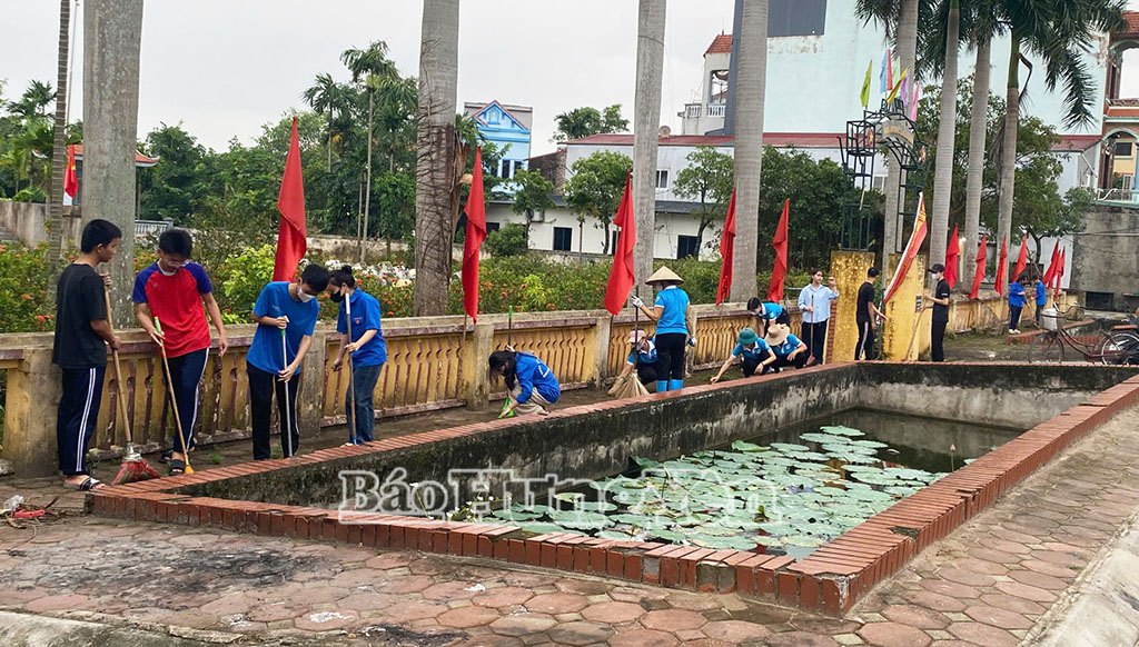 Đoàn Thanh niên  xã Văn Giang vệ sinh khuôn viên Nghĩa trang Liệt sĩ trên địa bàn. Ảnh: Hoa Phương 