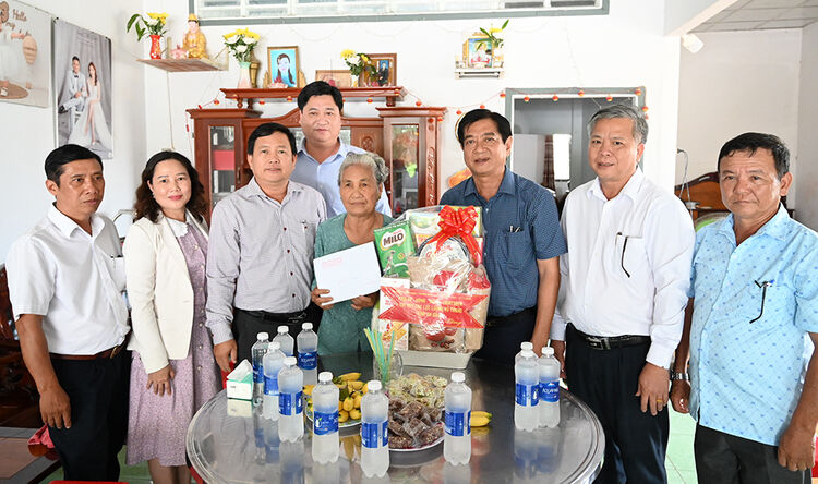 Chairman of the Inspection Committee of An Giang Provincial Party Committee visits policy families in Son Kien commune