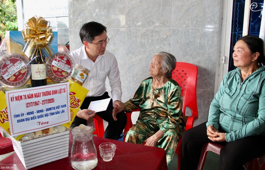Bí thư Tỉnh ủy Nguyễn Đình Trung thăm hỏi, tặng quà Mẹ Việt Nam Anh hùng Lê Thị Đây. 