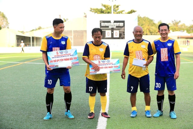 Cong Nham ស៊ុតបានបីគ្រាប់ Hat-trick កីឡាករ Minh 'little' ស៊ុតបញ្ចូលទីរឿងភាគបង្កើតពីរដងនៅសាកលវិទ្យាល័យ Dong Thap - រូបថត 3