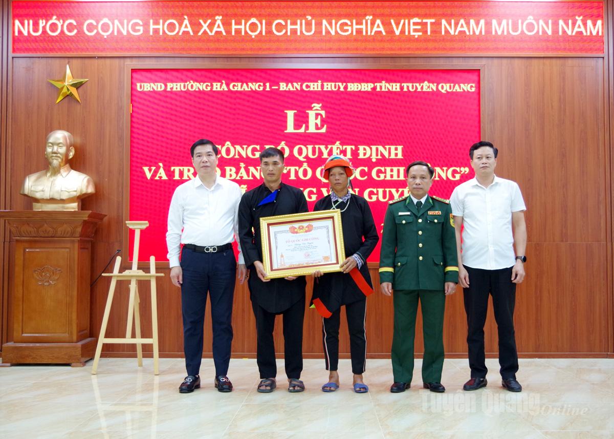 ថ្នាក់ដឹកនាំនៃបញ្ជាការដ្ឋានការពារព្រំដែនខេត្ត និងសង្កាត់ Ha Giang ទី ១ បានប្រគល់ប័ណ្ណសរសើរជូនដល់ញាតិមិត្តរបស់យុទ្ធជនពលី Chang Van Guyen ។