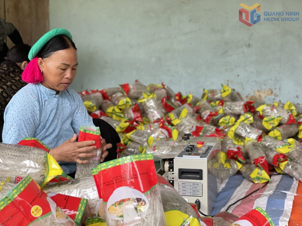 Người dân xã Bình Liêu sản xuất miến dong. Ảnh: Nguyên Ngọc