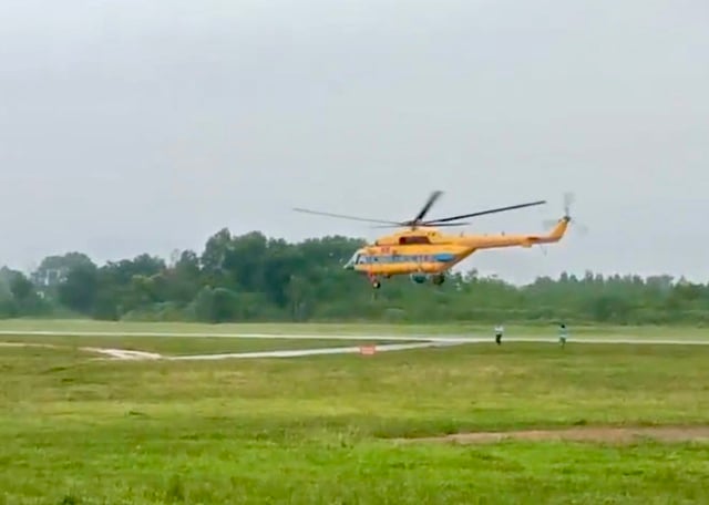 Trực thăng Mi-171 vào Nghệ An cứu trợ - Ảnh 1.