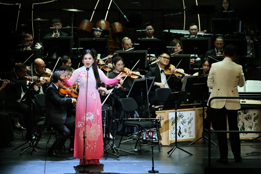 Awarding the UNESCO World Documentary Heritage certificate to the family of the late musician Hoang Van - photo 7