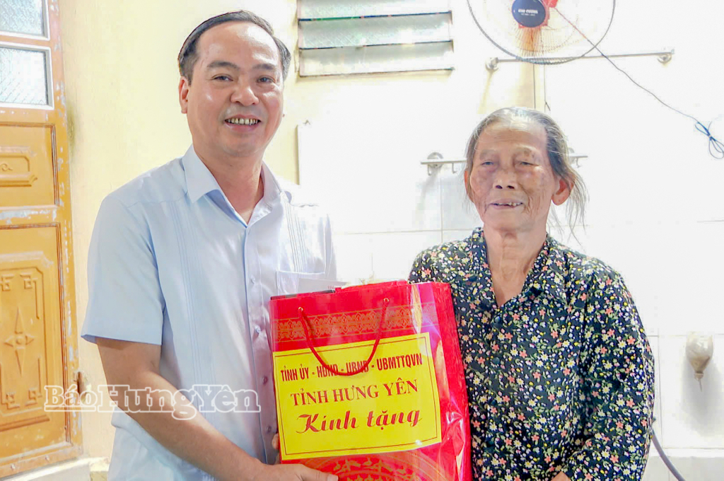 Đồng chí Vũ Ngọc Trì, Phó Chủ tịch HĐND tỉnh tặng quà bà Nguyễn Thị Chung, vợ liệt sĩ.