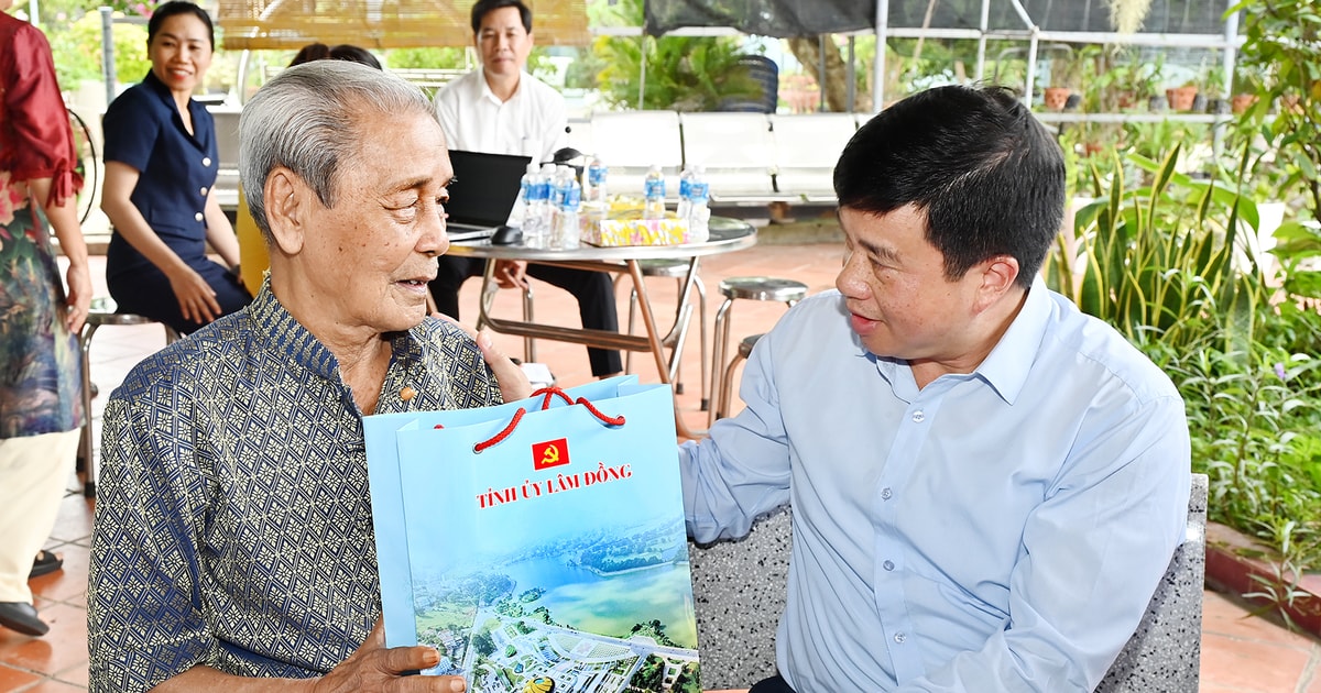Secretary of the Provincial Party Committee of Lam Dong Y Thanh Ha Nie K visited veteran revolutionary cadres