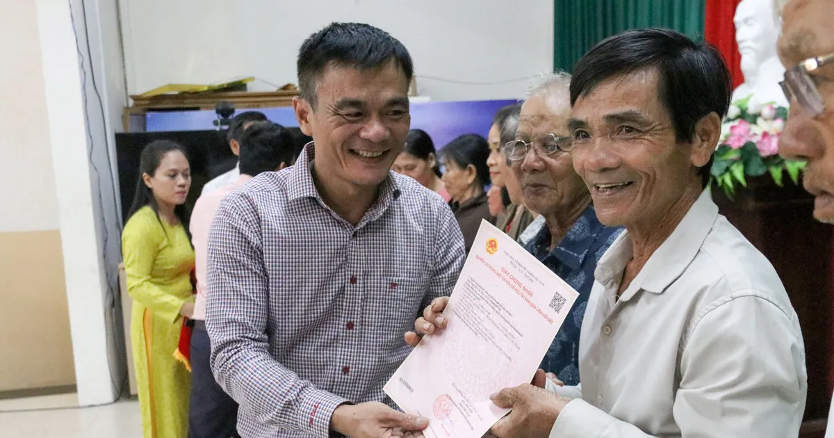 Đà Nẵng: Phường Hương Trà cấp những “sổ đỏ” đầu tiên theo mô hình chính quyền địa phương 2 cấp