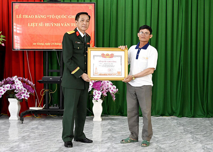 ប្រគល់វិញ្ញាបនបត្រ “កិត្តិយសមាតុភូមិ” ជូនដល់យុទ្ធជនពលី Huynh Van Tum