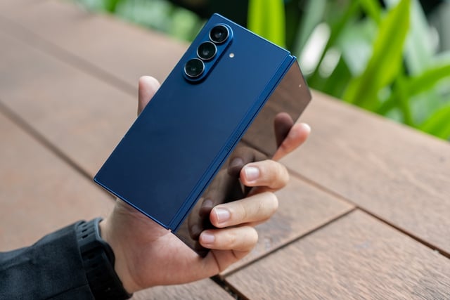 Đánh giá chi tiết thiết kế Ultra Sleek "siêu mỏng" trên Galaxy Z Fold7 - Ảnh 1.