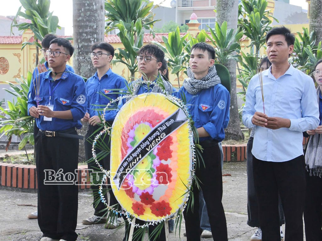 Đoàn viên, thanh niên xã Diên Hà dâng hương tại nghĩa trang liệt sĩ xã.