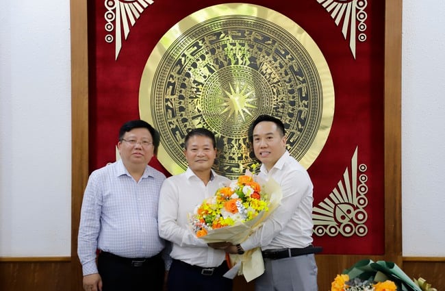 Trao quyết định nghỉ hưu đối với Phó Cục trưởng
Cục Xuất bản, In và Phát hành Phạm Tuấn Vũ - Ảnh 6.