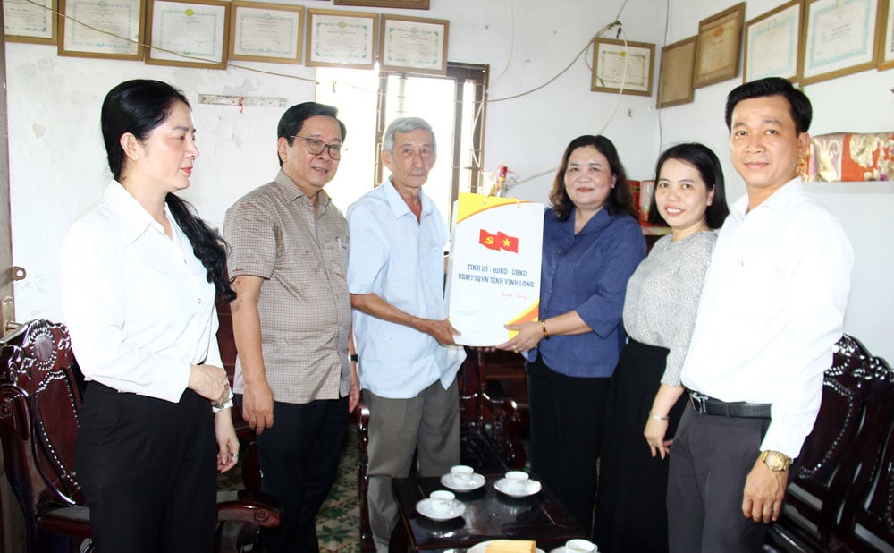 Đoàn công tác thăm hỏi và tặng quà thương binh Phan Quốc Phục.