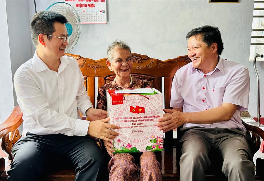 anh-1-dong-chi-truong-van-dat-tham-tang-qua-me-viet-nam-anh-hung-truong-thi-lien-o-xa-tuy-phuoc-anhtruong-trang.jpg