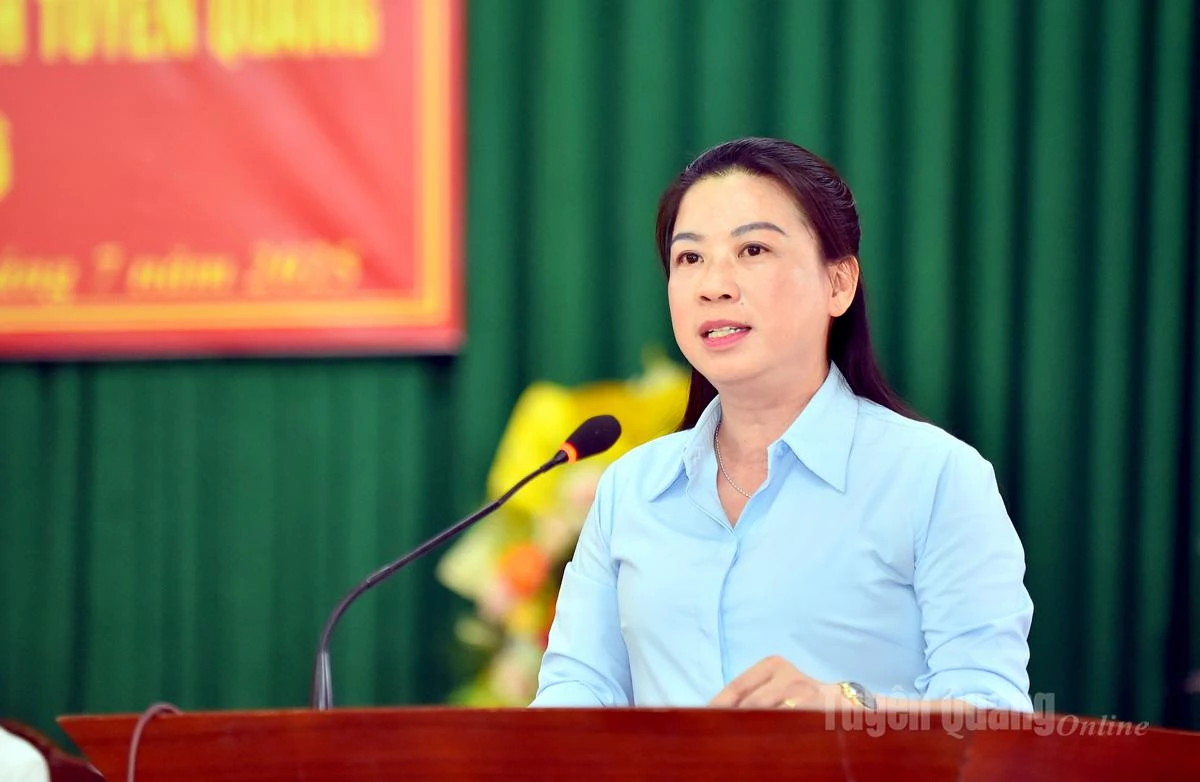 Đồng chí Lê Thị Kim Dung, Phó Bí thư Thường trực Tỉnh ủy phát biểu với cử tri xã Yên Phú.