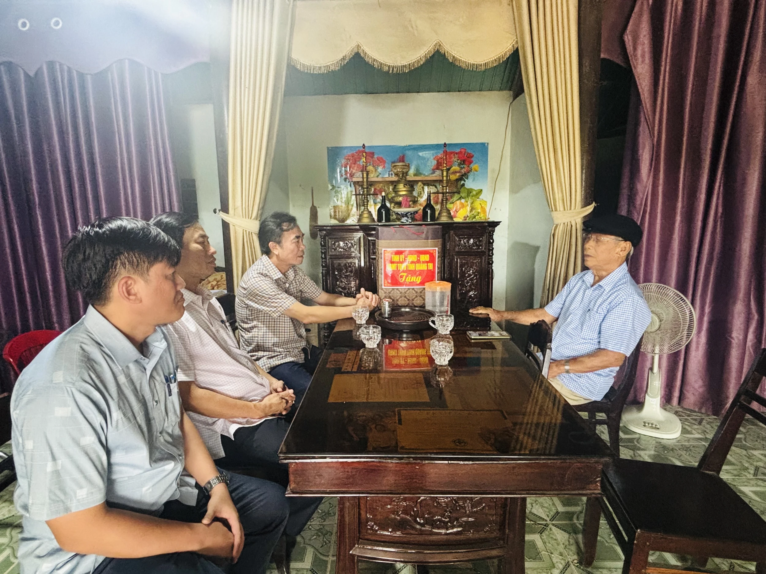 Thăm hỏi, tặng quà cho gia đình người có công