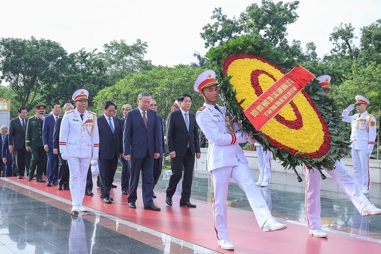 Lãnh đạo Đảng, Nhà nước vào Lăng viếng Chủ tịch Hồ Chí Minh, tưởng niệm các anh hùng liệt sĩ