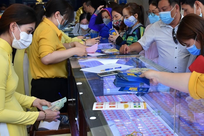 Giá vàng hôm nay 24 - 7 giảm mạnh do thỏa thuận thương mại Mỹ - Nhật - Ảnh 1.