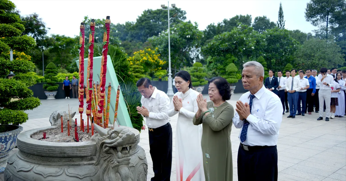 Quỹ "Khởi sự từ tâm" dâng hương tưởng niệm Anh hùng liệt sĩ và tri ân Mẹ Việt Nam Anh hùng