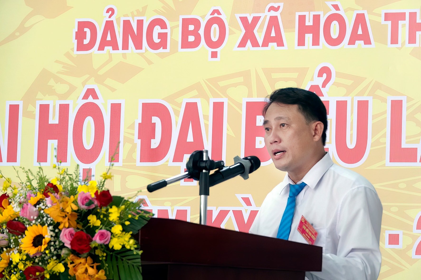 Đồng chí Nguyễn Hữu Duy, Phó bí thư thường trực, chủ tịch HĐND xã trình bày tóm tắt dự thảo báo cáo chính trị của Đảng ủy xã (ảnh N. Lân)