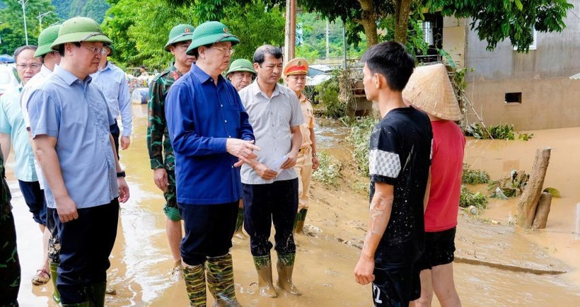 Deputy Prime Minister Mai Van Chinh visits flood victims in Nghe An