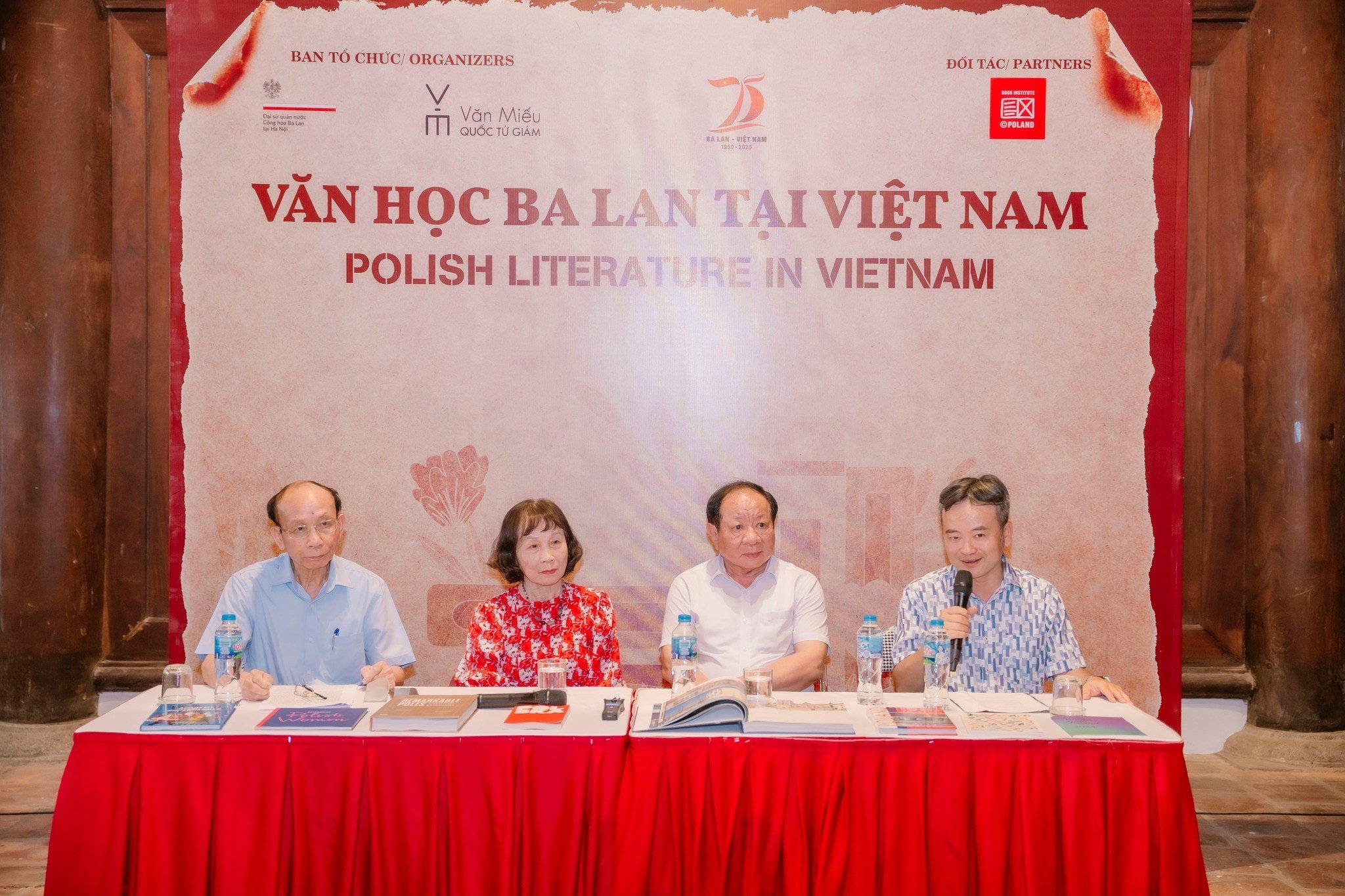 Dịch giả Lê Bá Thự tại buổi toạ đàm Văn học Ba Lan tại Việt Nam, tháng 5/2025. (Ảnh: Đại sứ quán Ba Lan tại Việt Nam)